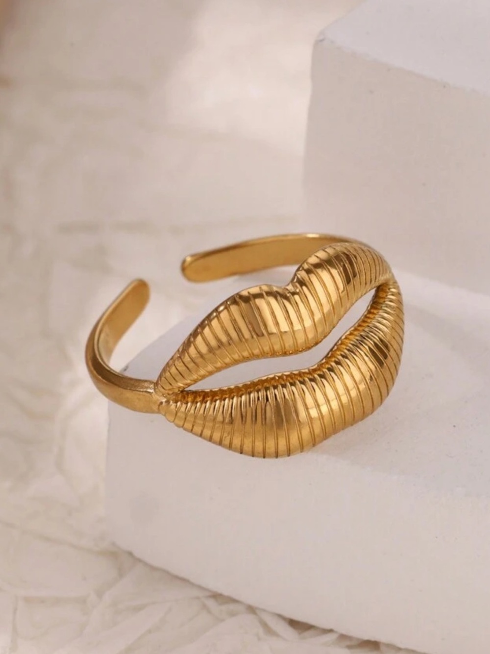 Gold Lip-Shaped Statement Open Ring - adjustable - Picture 2 of 3